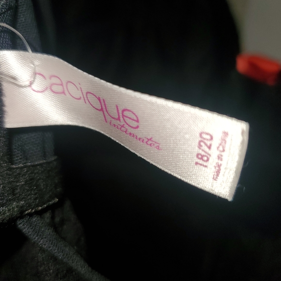 Black and red lingerie - Picture 7 of 9